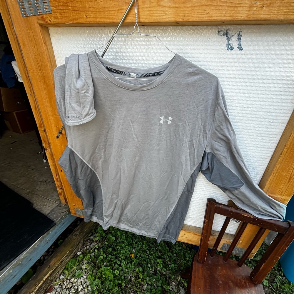 Under Armor long sleeve pullover run shirt with side inserts